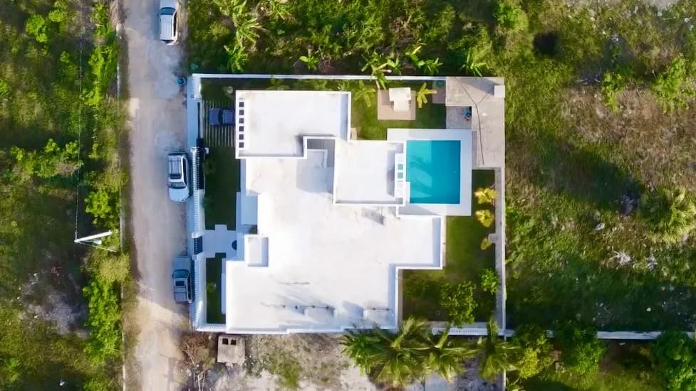 Espaciosa villa con piscina y terminaciones importadas en Cabrera. — 2
