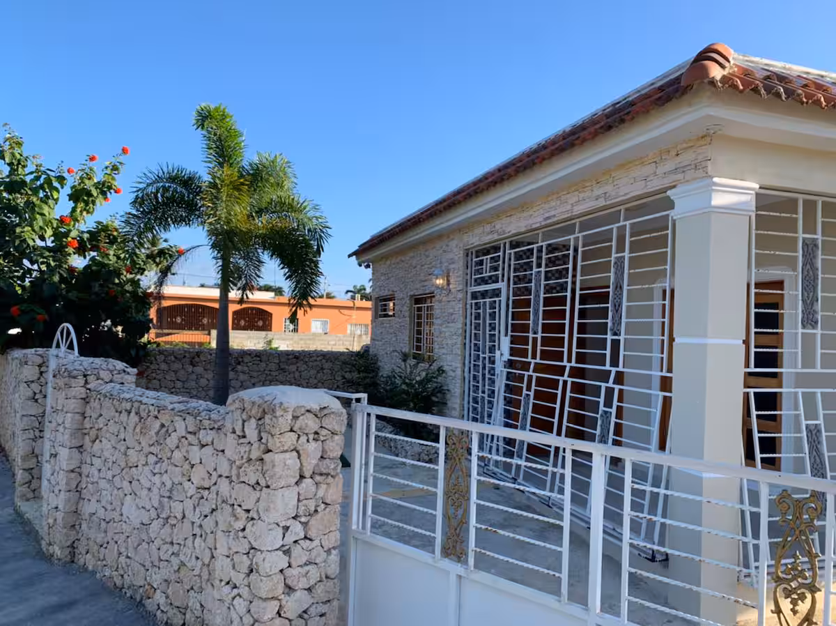 Casa Villa en zona residencial tranquila con piscina y cerca de todo. — 2