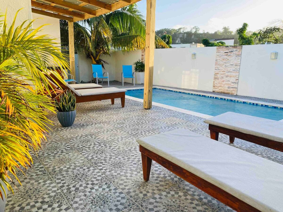 Casa Villa en zona residencial tranquila con piscina y cerca de todo. — 1