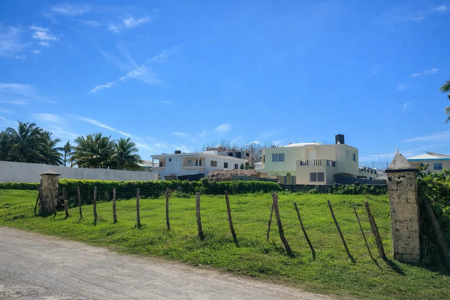 Solar exclusivo en Cabrera cerca del mar y del malecón, con elegante verja de piedra coralina — 1